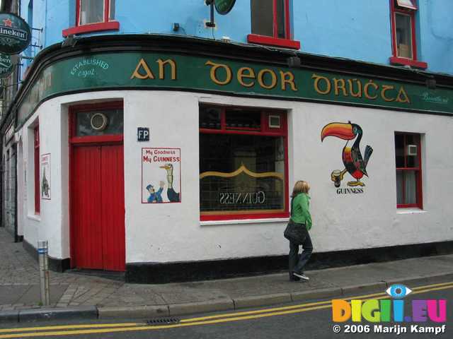 19052 Guiness adverts on pub wall